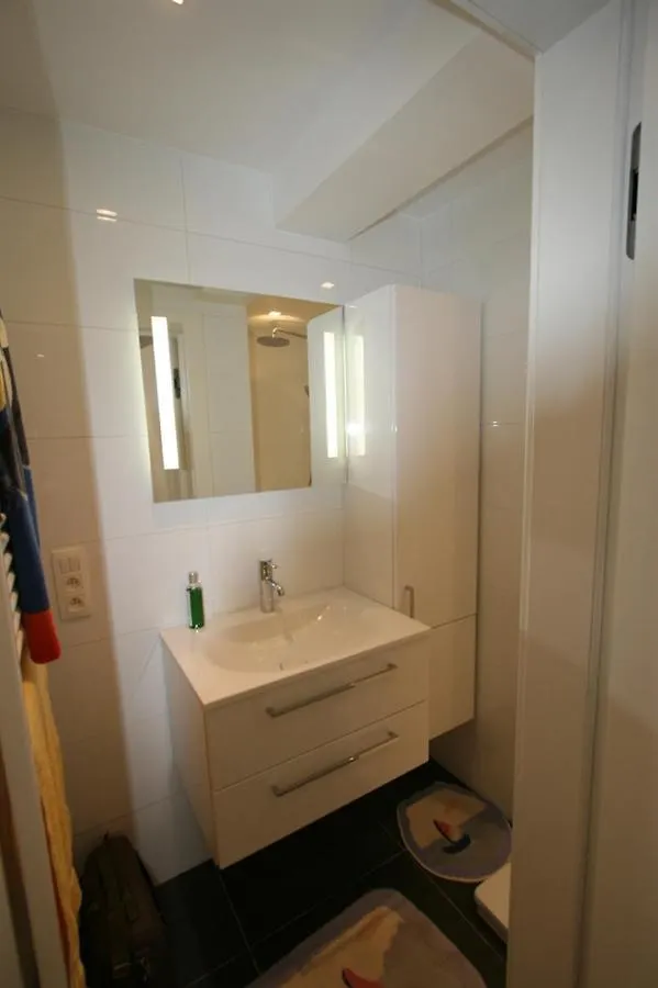 Modern Appartement Op De Zeedijk Met 2 Slaapkamers Te Oostende 0*, Ostend